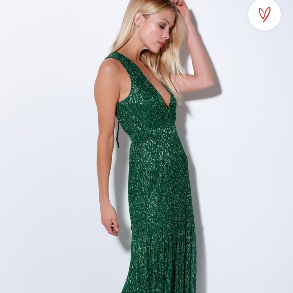🆕 Lulu's gorgeous green metallic floor length dress